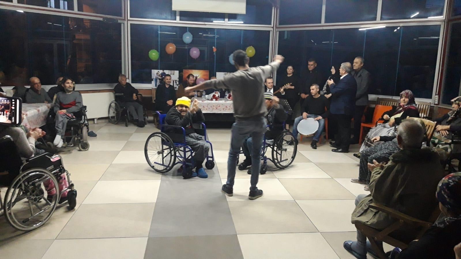 Salihli’de engelliler gününe özel mini müzik dinletisi