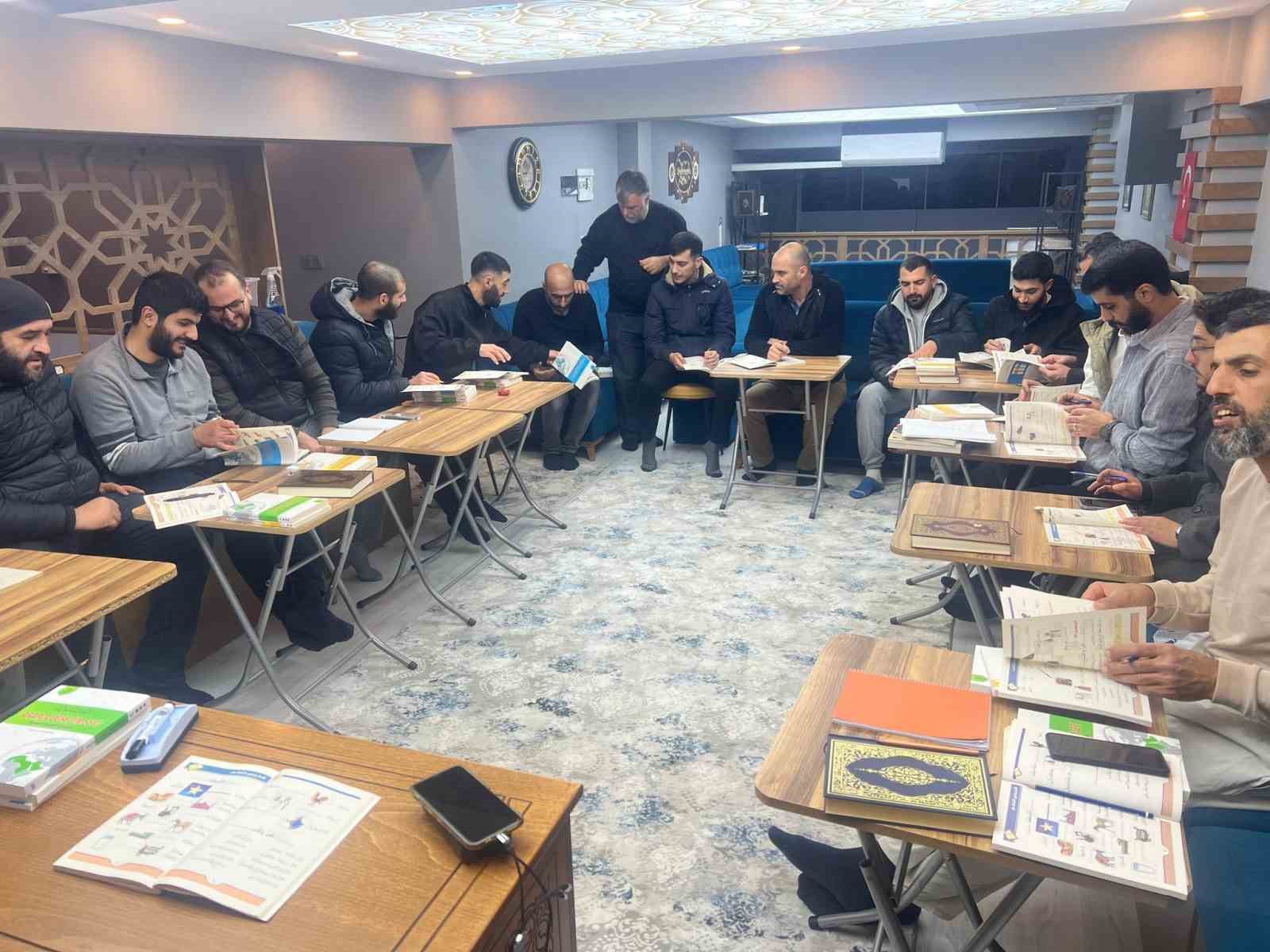 Salihli’de gençlerin Arapça öğrenme merakı kursa dönüştü