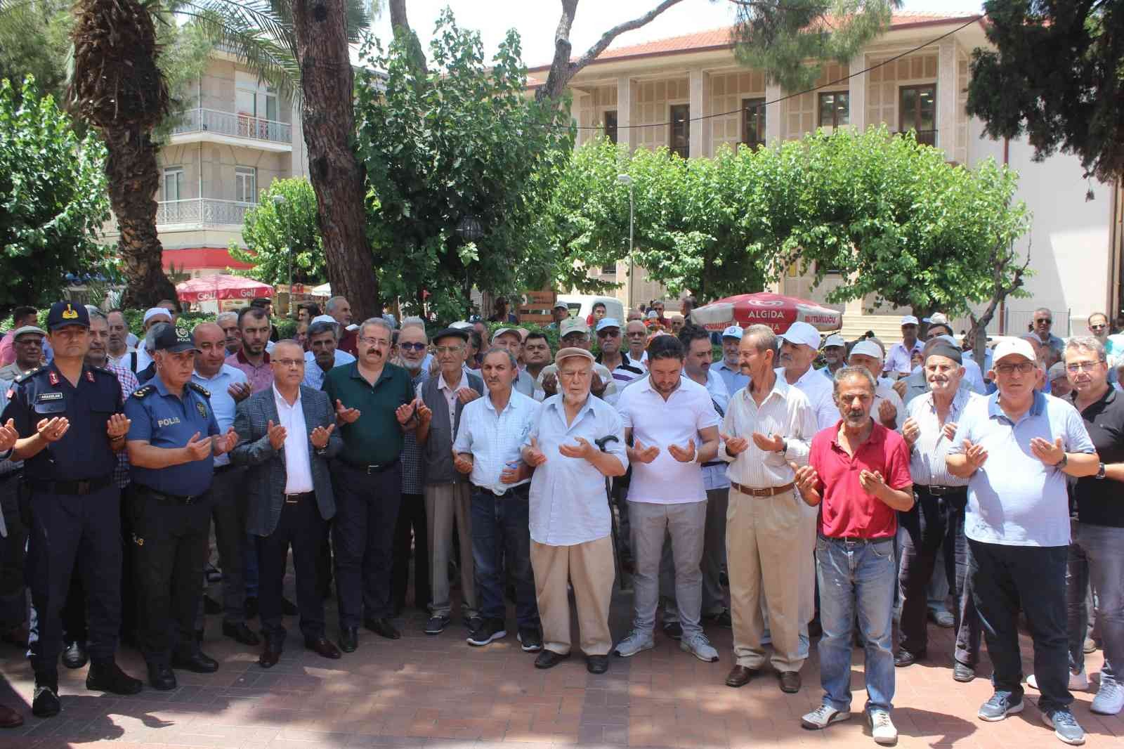 Salihli’de hac kafilesi dualarla uğurlandı