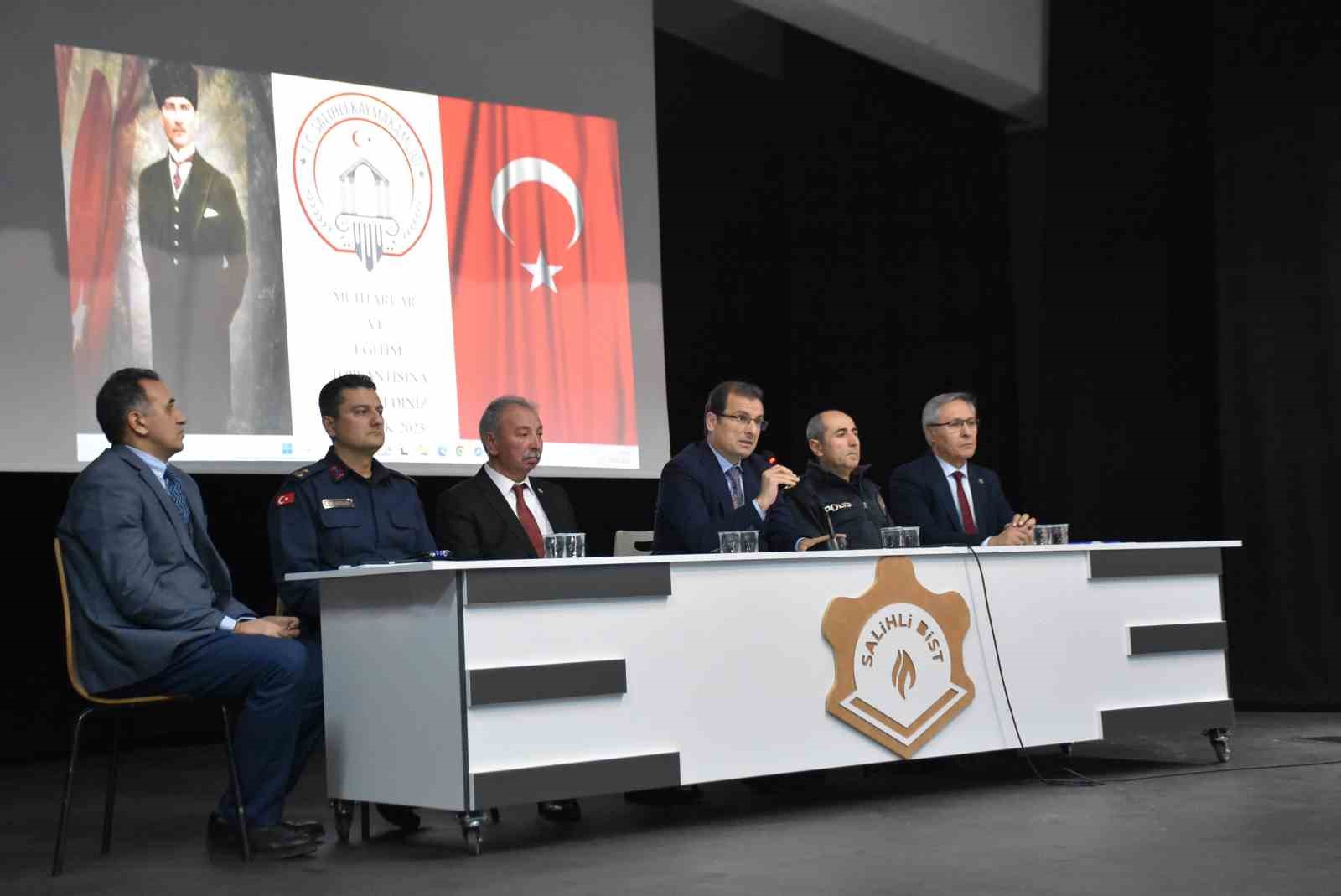 Salihli’de ikinci dönem eğitim-öğretim değerlendirme toplantısı