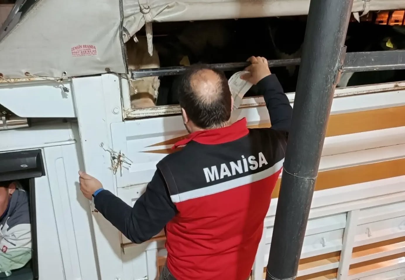 Salihli’de kurbanlık nakli yapan araçlara sıkı denetim