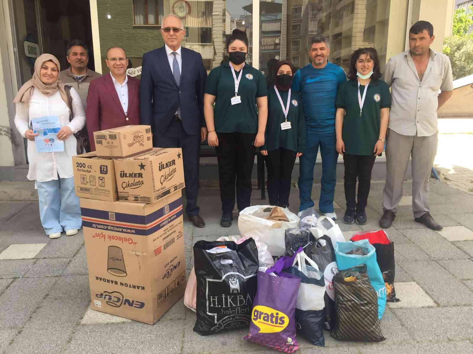 Salihli’de öğrencilerden ihtiyaç sahiplerine kıyafet yardımı