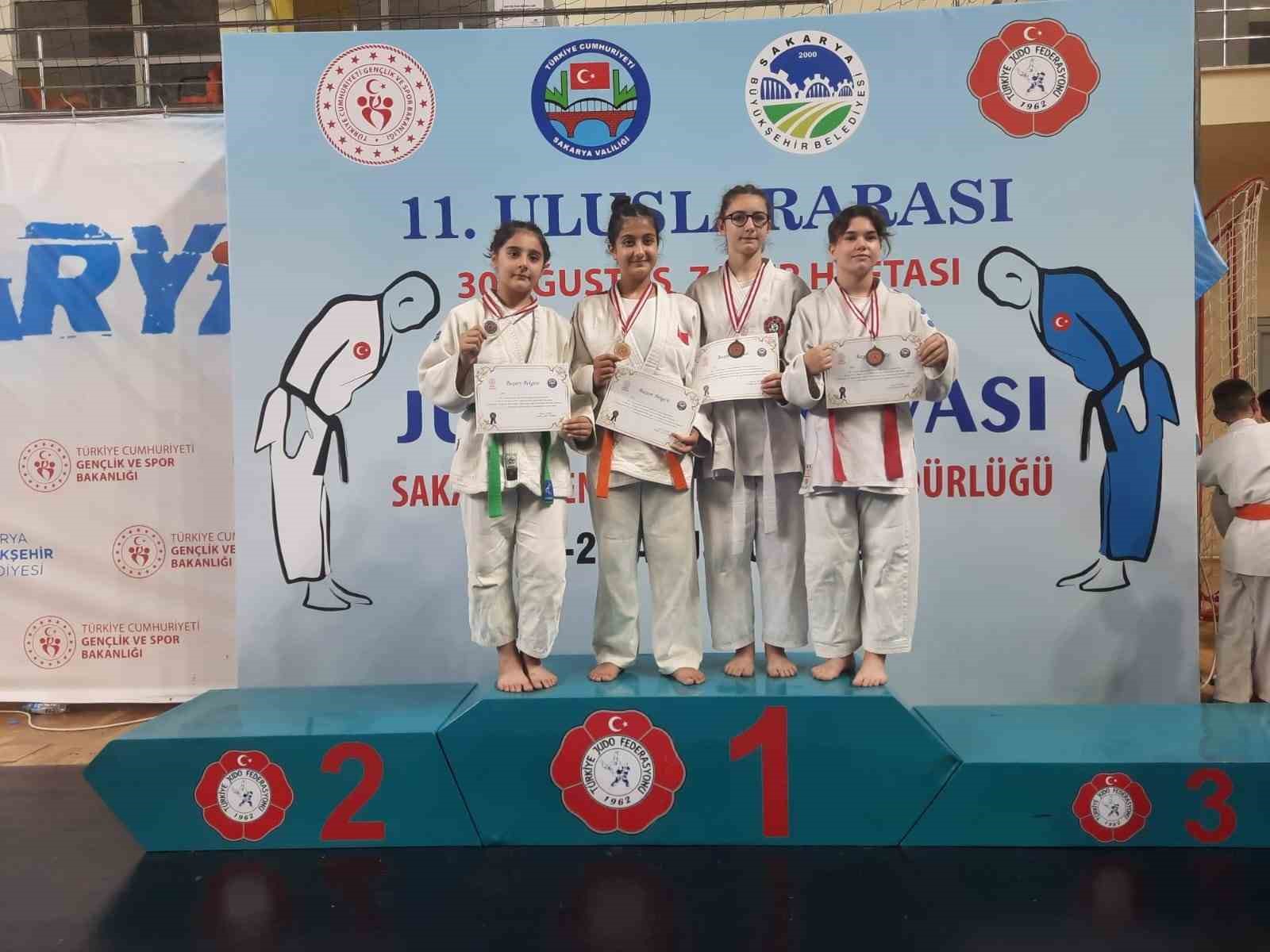 Salihlili judoculardan 3 altın, 1 gümüş, 2 bronz madalya