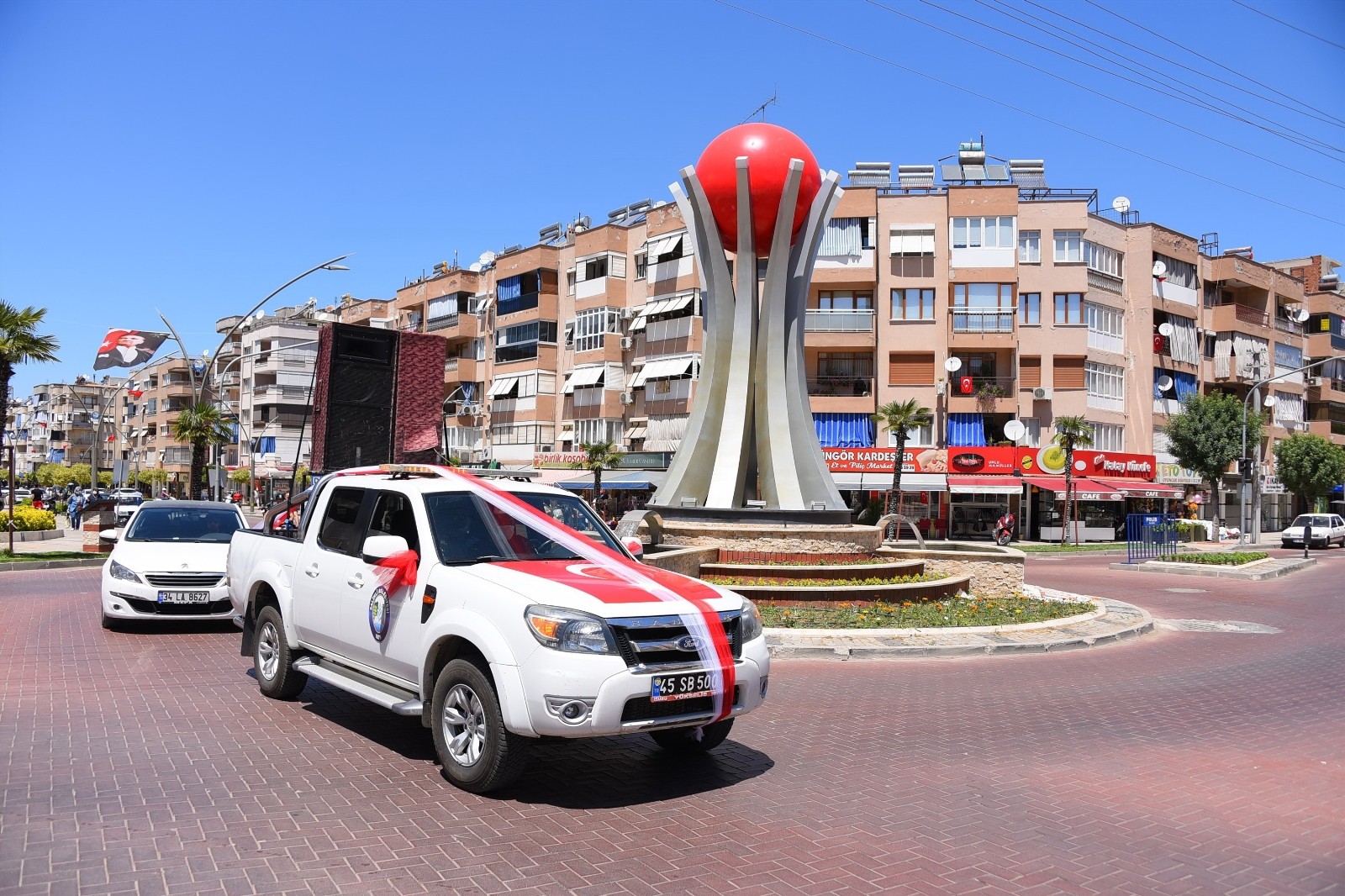 Salihli’nin cadde ve sokaklarında bayram coşkusu