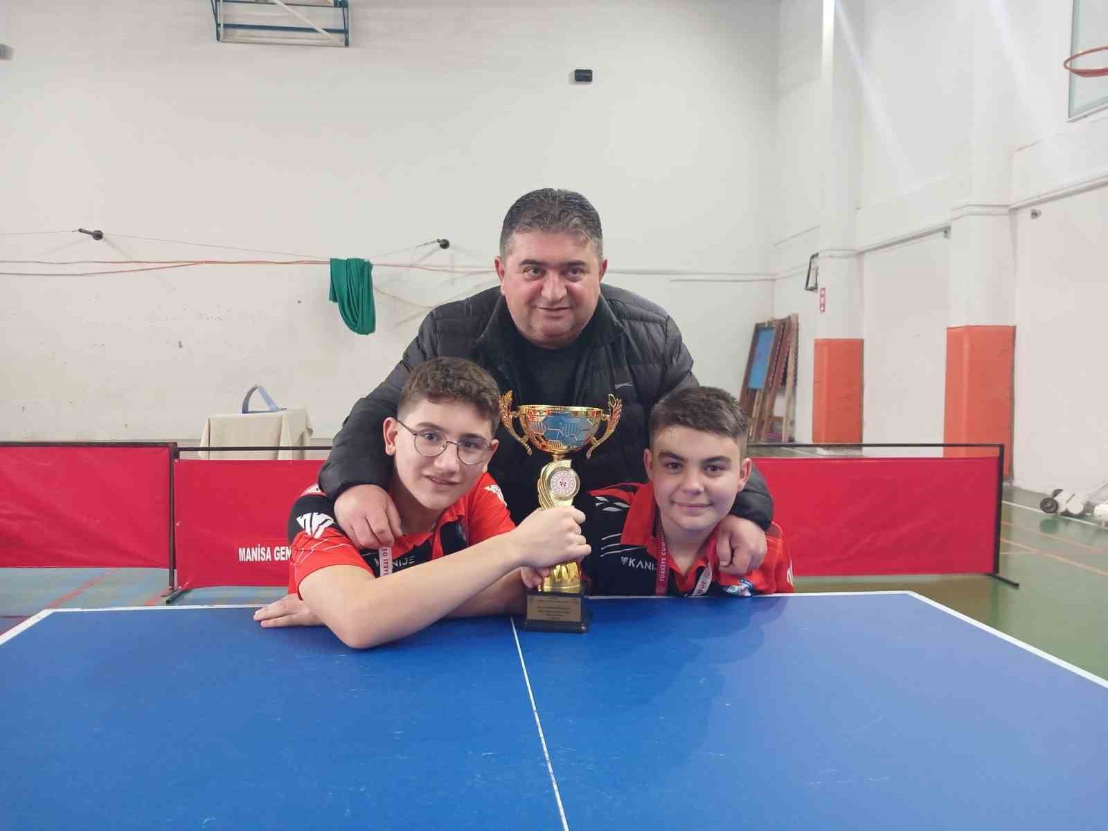 Salihli’nin yıldız tenisçileri Manisa’da şampiyon oldu