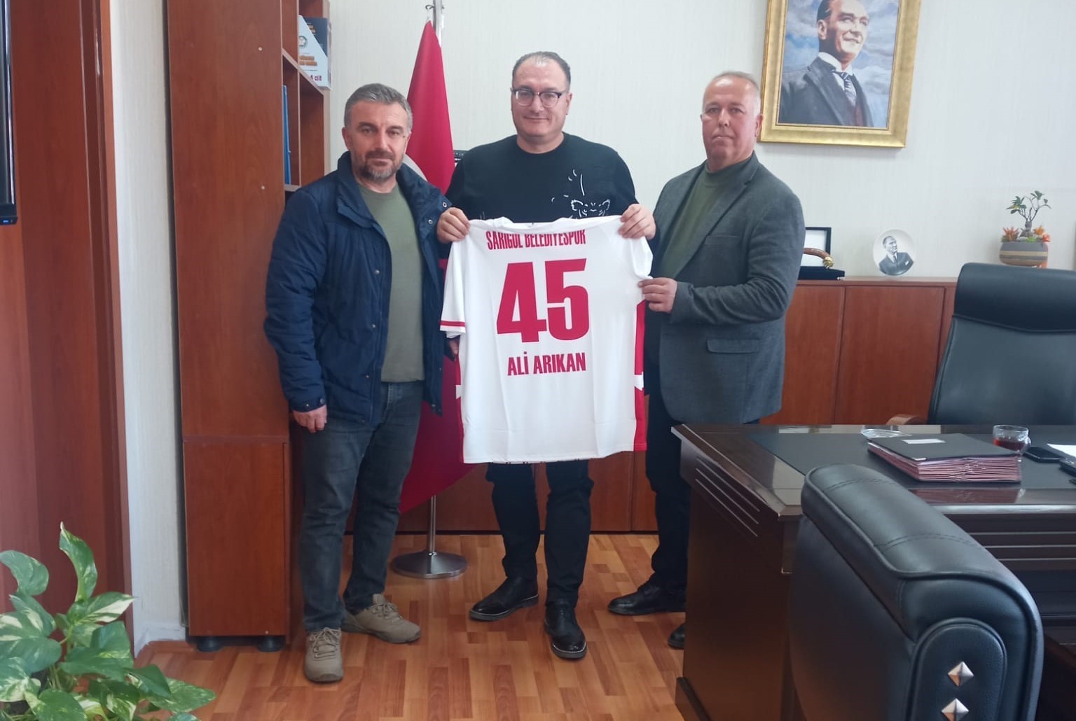 Şampiyon takımdan Sarıgöl Kaymakamı Arıkan’a hatıra forma