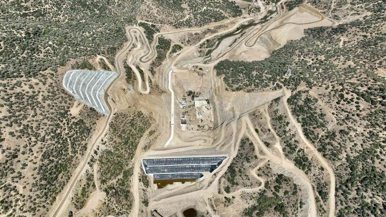 Sarıçay Barajı yükselmeye devam ediyor