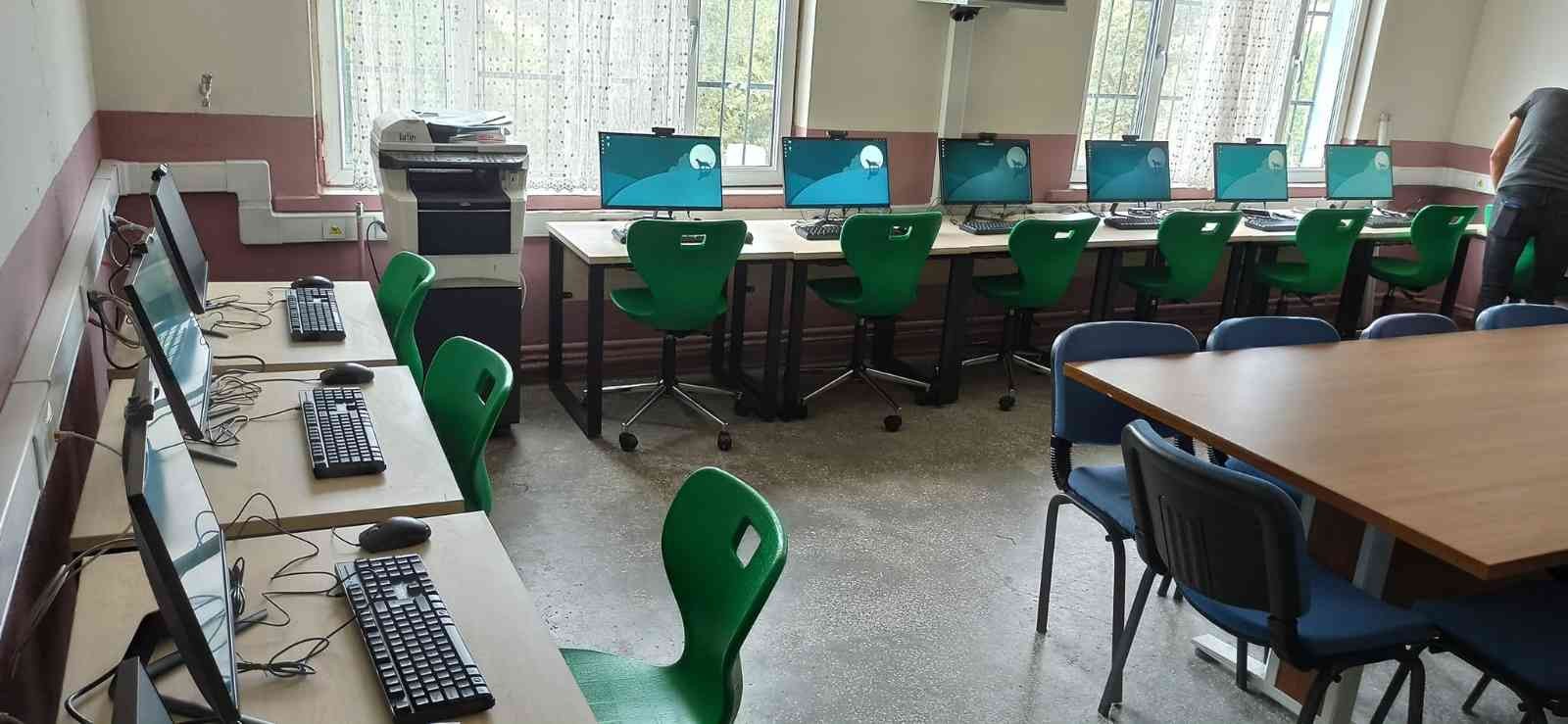 Sarıgöl Dindarlı Ahmet Yoldaş Ortaokulu bilgisayar sınıfına kavuştu