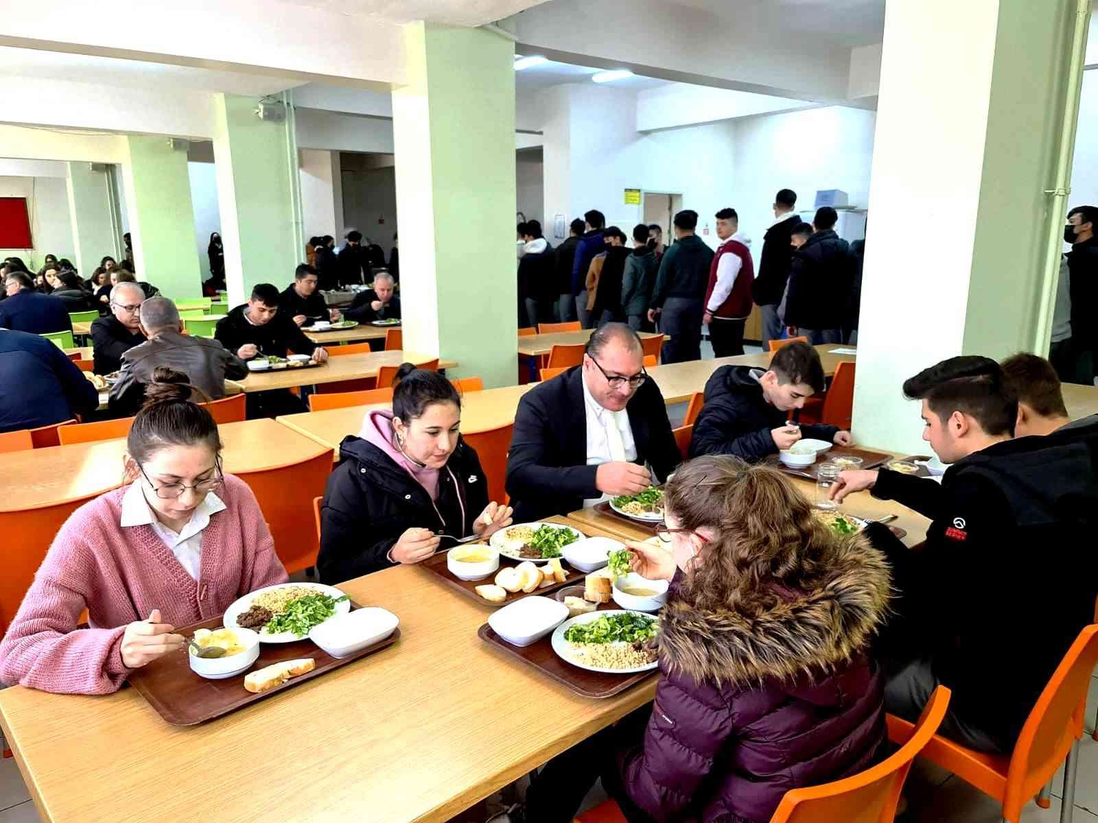 Sarıgöl Kaymakamı öğrencilerle birlikte yemek yedi