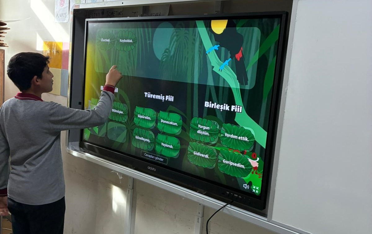 Sarıgöl Kızılçukur Ahmet Şılak Ortaokulu’na yeni akıllı tahtalar kuruldu