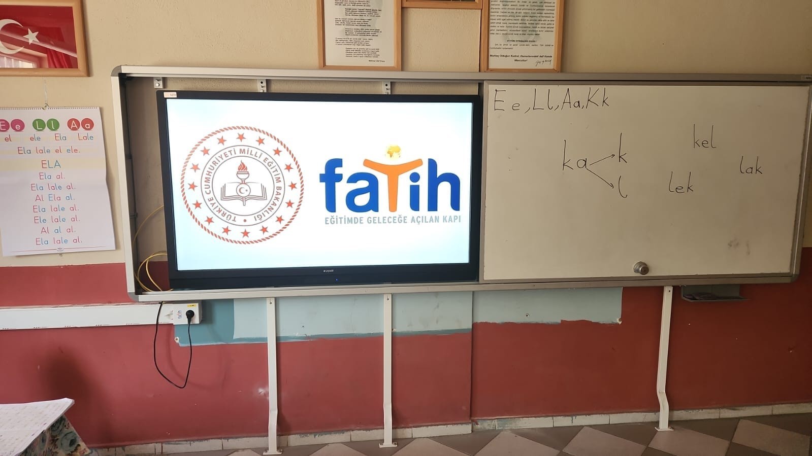 Sarıgöl’de 5 okul daha akılı tahtaya kavuştu