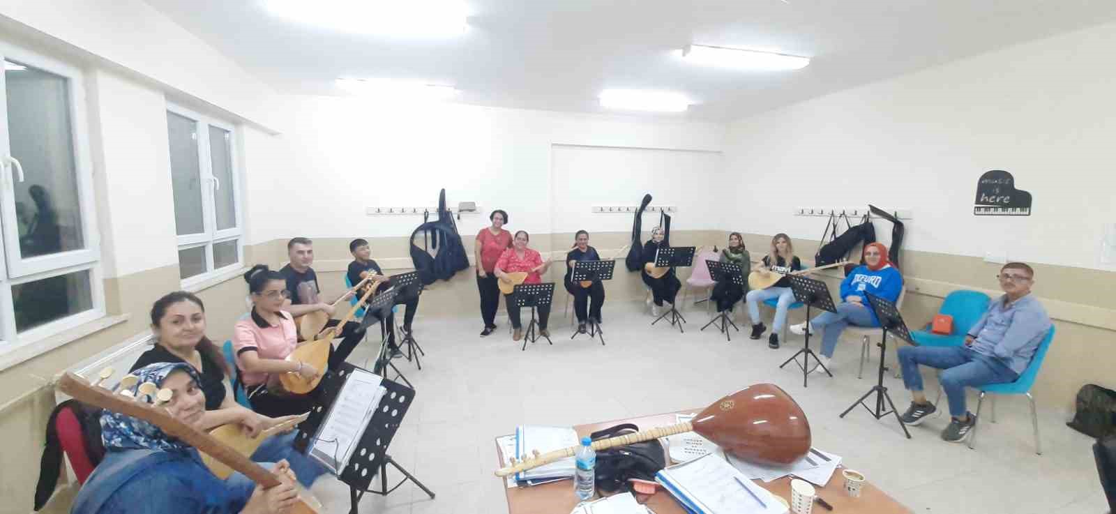 Sarıgöl’de bağlama kursu açıldı