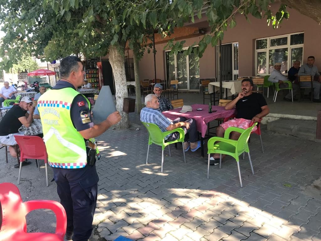 Sarıgöl’de jandarma ekipleri sürücüleri bilgilendiriyor