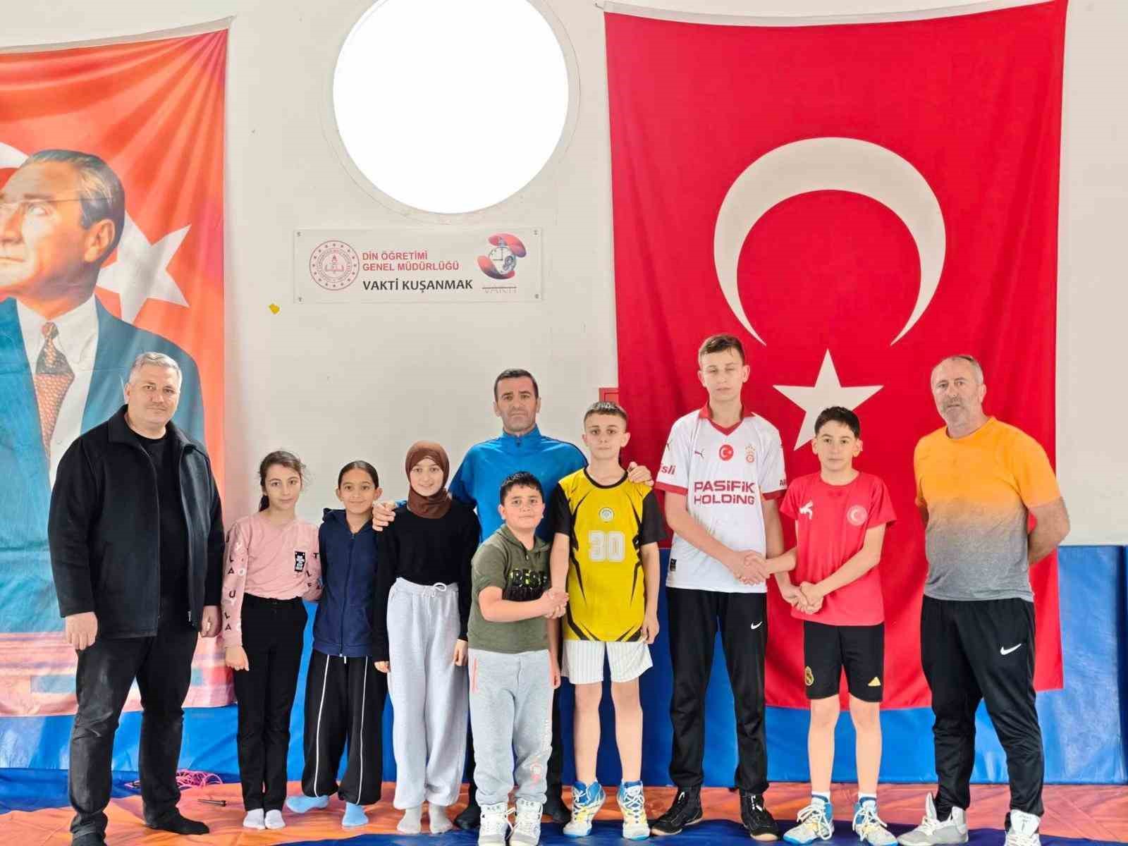 Sarıgöl’de minik güreşçiler tatilde de minderde