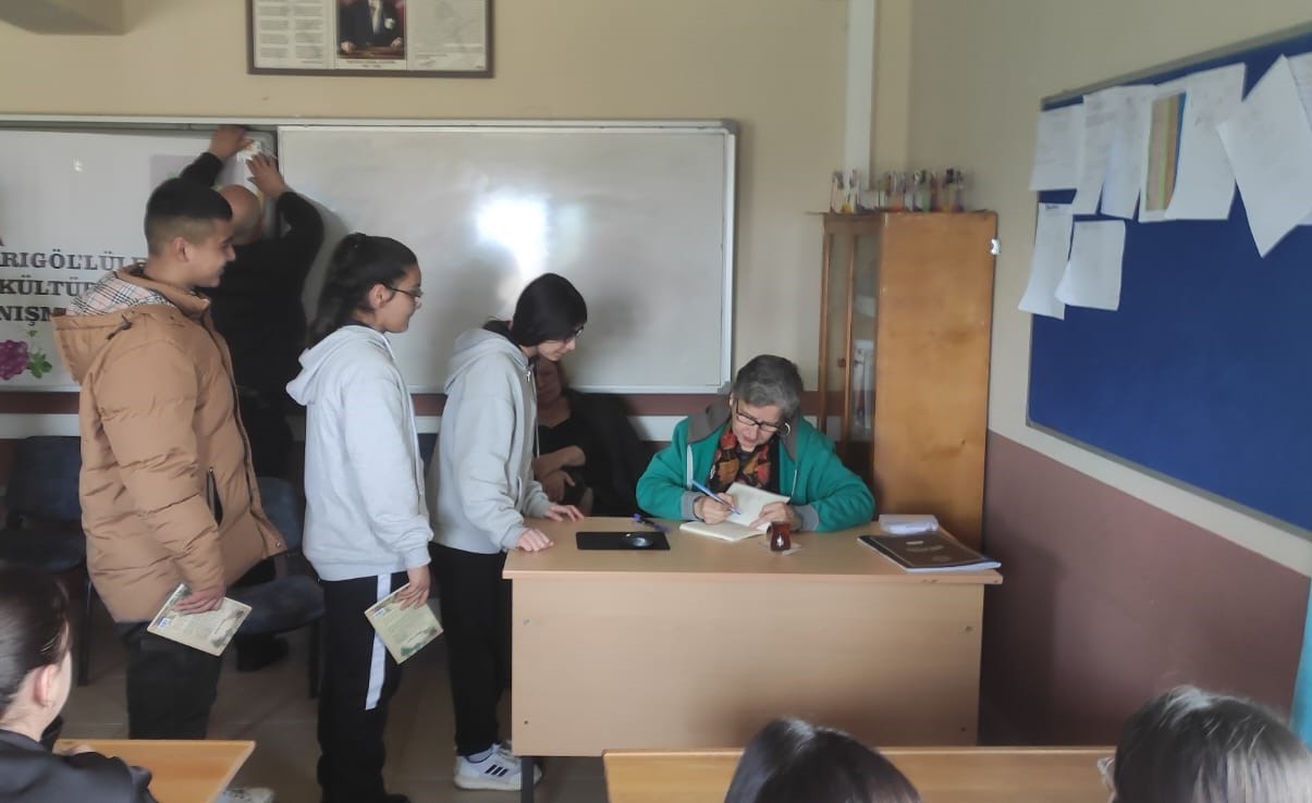 Sarıgöl’de öğrenciler ’Koca Seyit’in yazarıyla buluştu