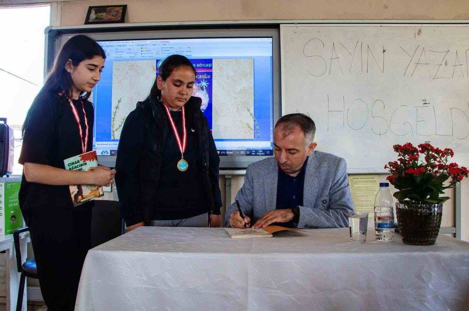 Sarıgöl’de yazar-öğrenci buluşması büyük ilgi gördü