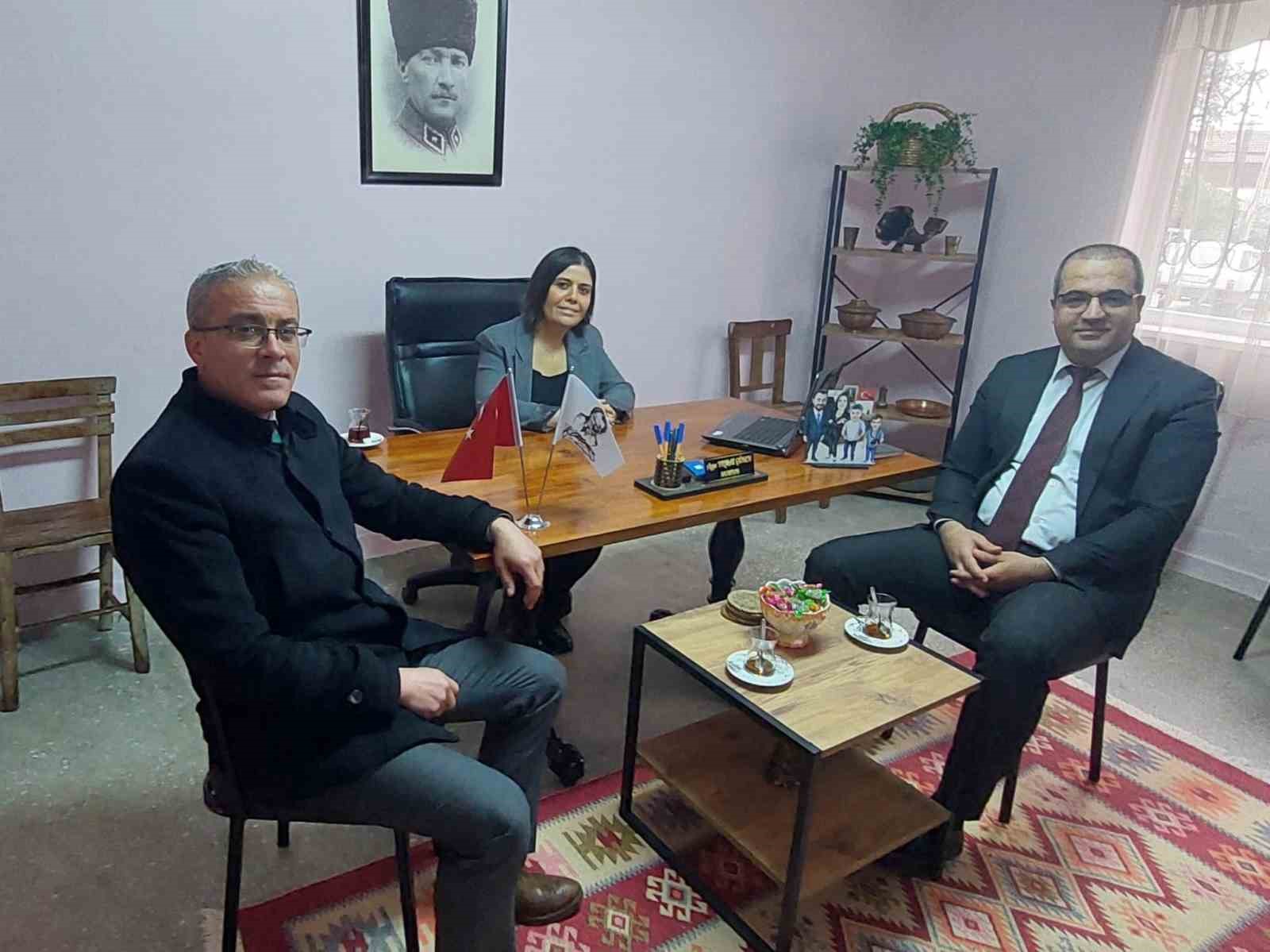 Sarıgöl’ün ilk kadın muhtarı çalışma ofisini açtı