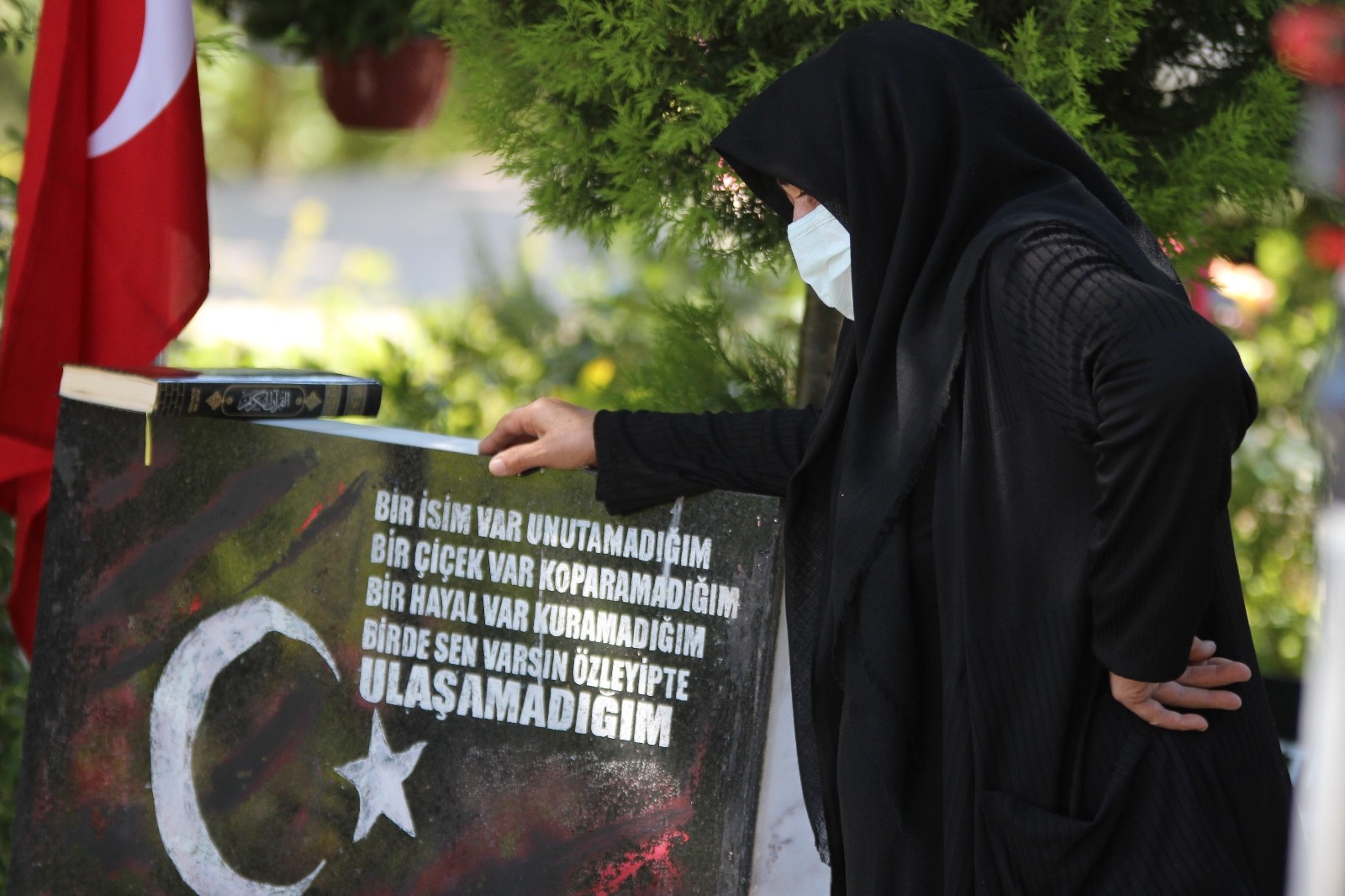 Şehit aileleri şehitliğe koştu