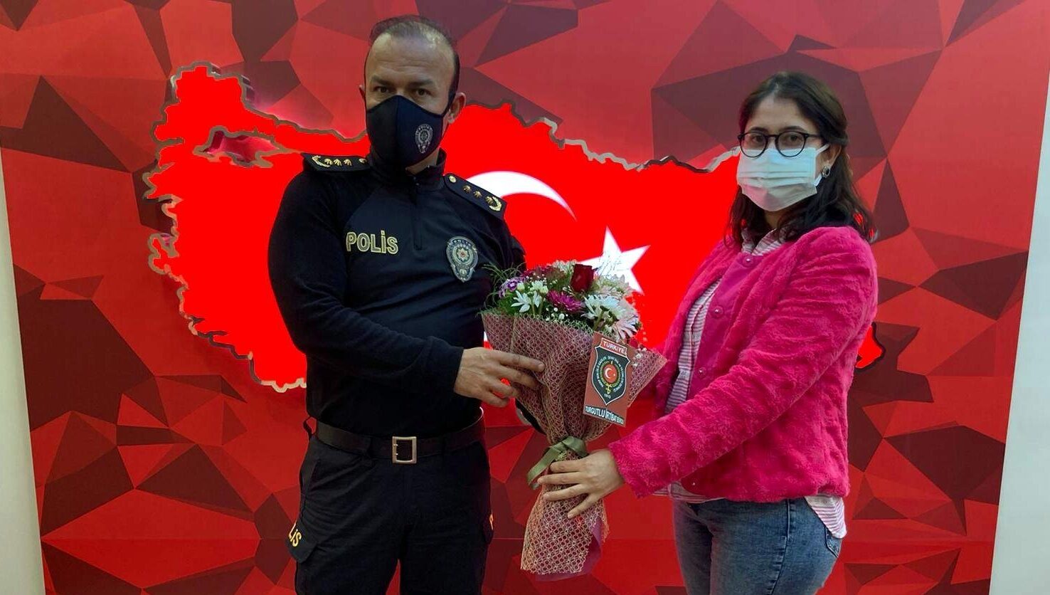 Şehit kızından emniyet müdürüne çiçek