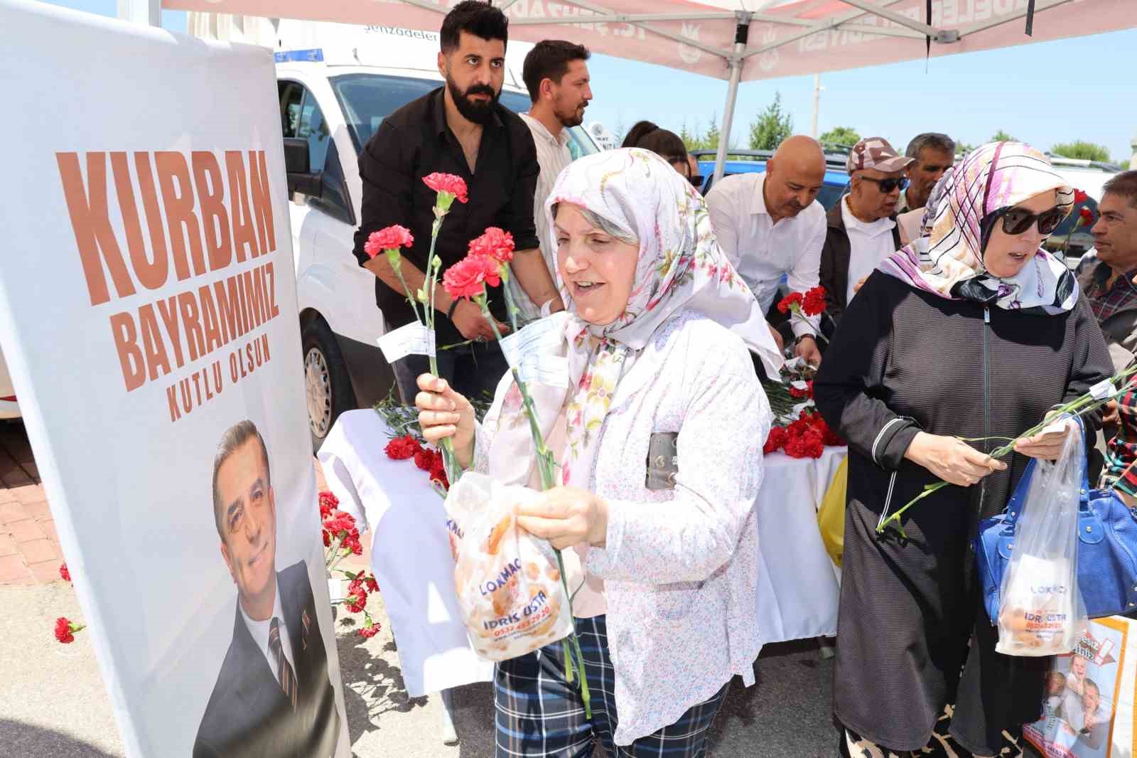 Şehzadeler Belediyesinden karanfil dağıtımı