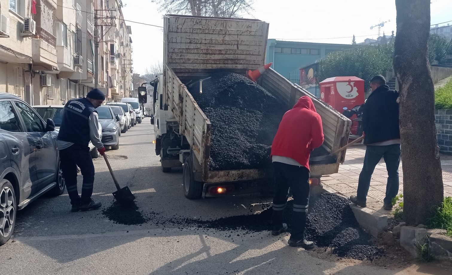 Şehzadeler’de bozulan yollar onarılıyor