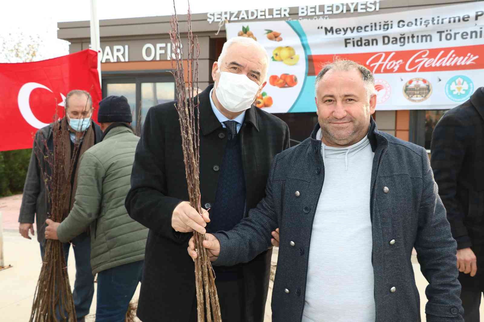 Şehzadeler’de üreticilere meyve fidanı dağıtıldı