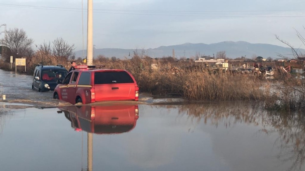 Sel sularında mahsur kalan 5 araç itfaiye tarafından kurtarıldı