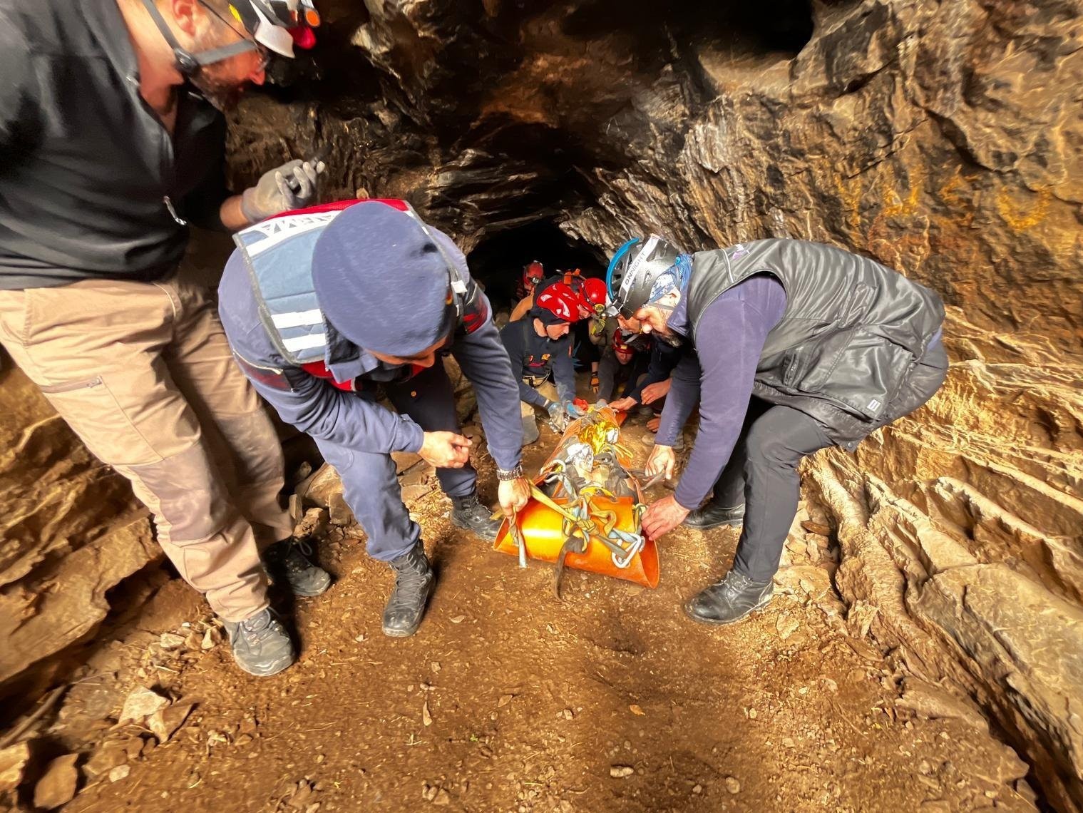 Selçuk’ta mağarada 9 saatlik kurtarma seferberliği