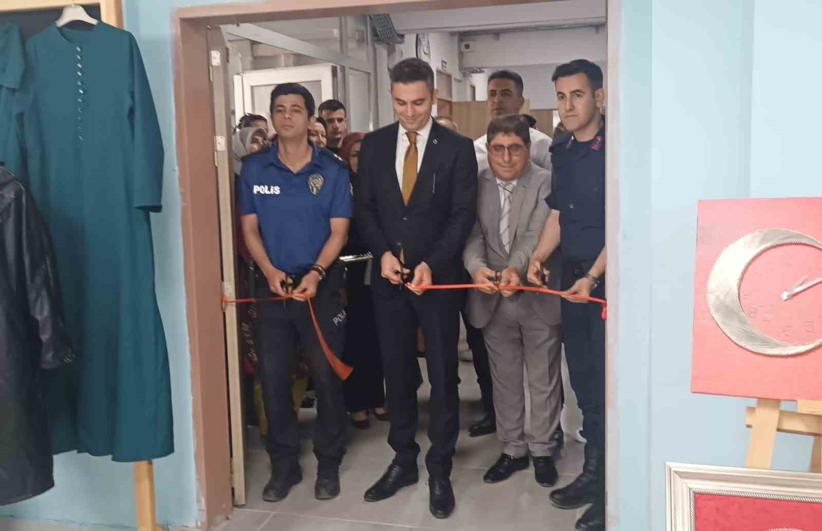 Selendi Halk Eğitim Merkezinin sergisi göz doldurdu