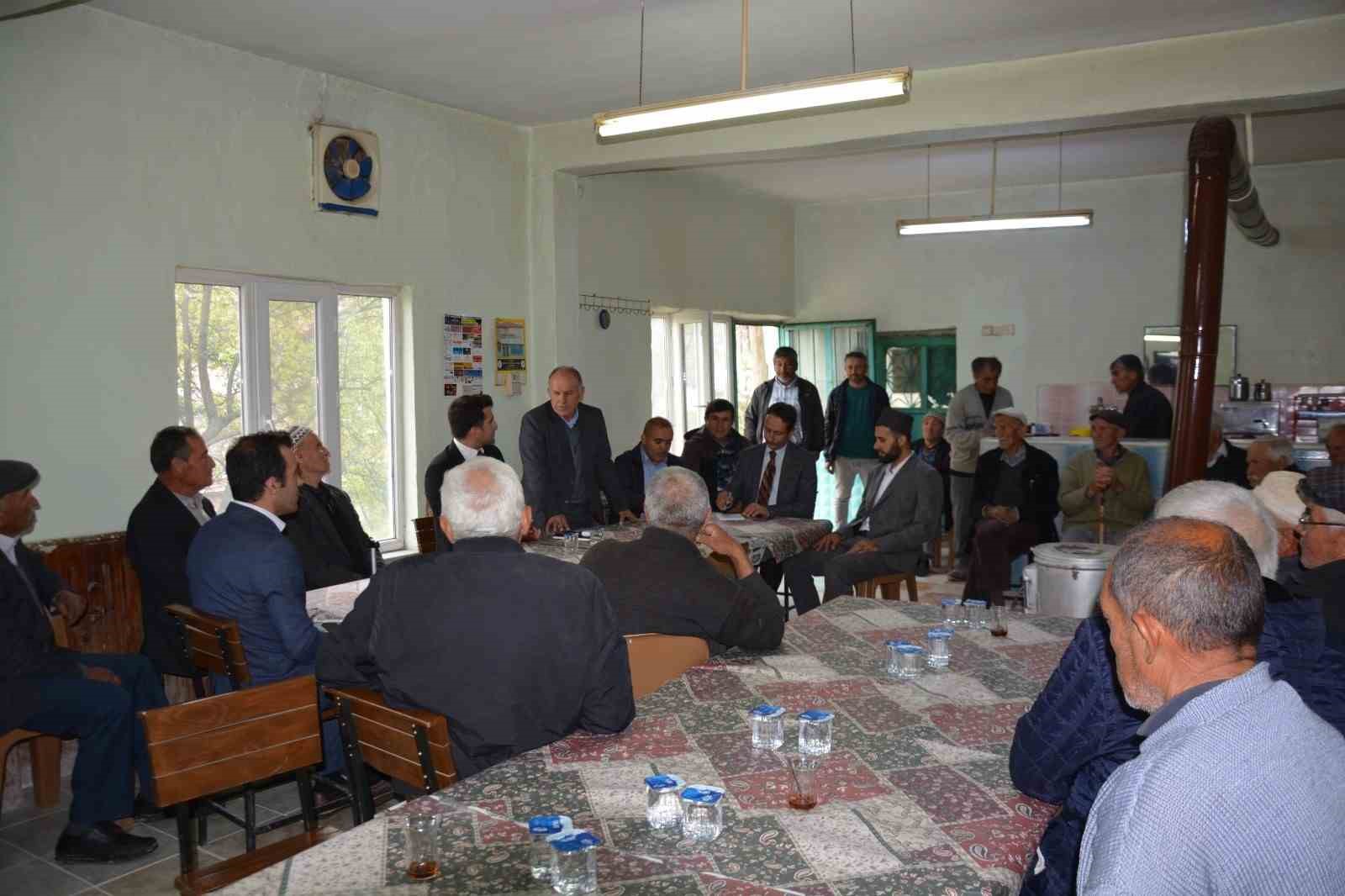 Selendi Kaymakamı mahalle mahalle geziyor