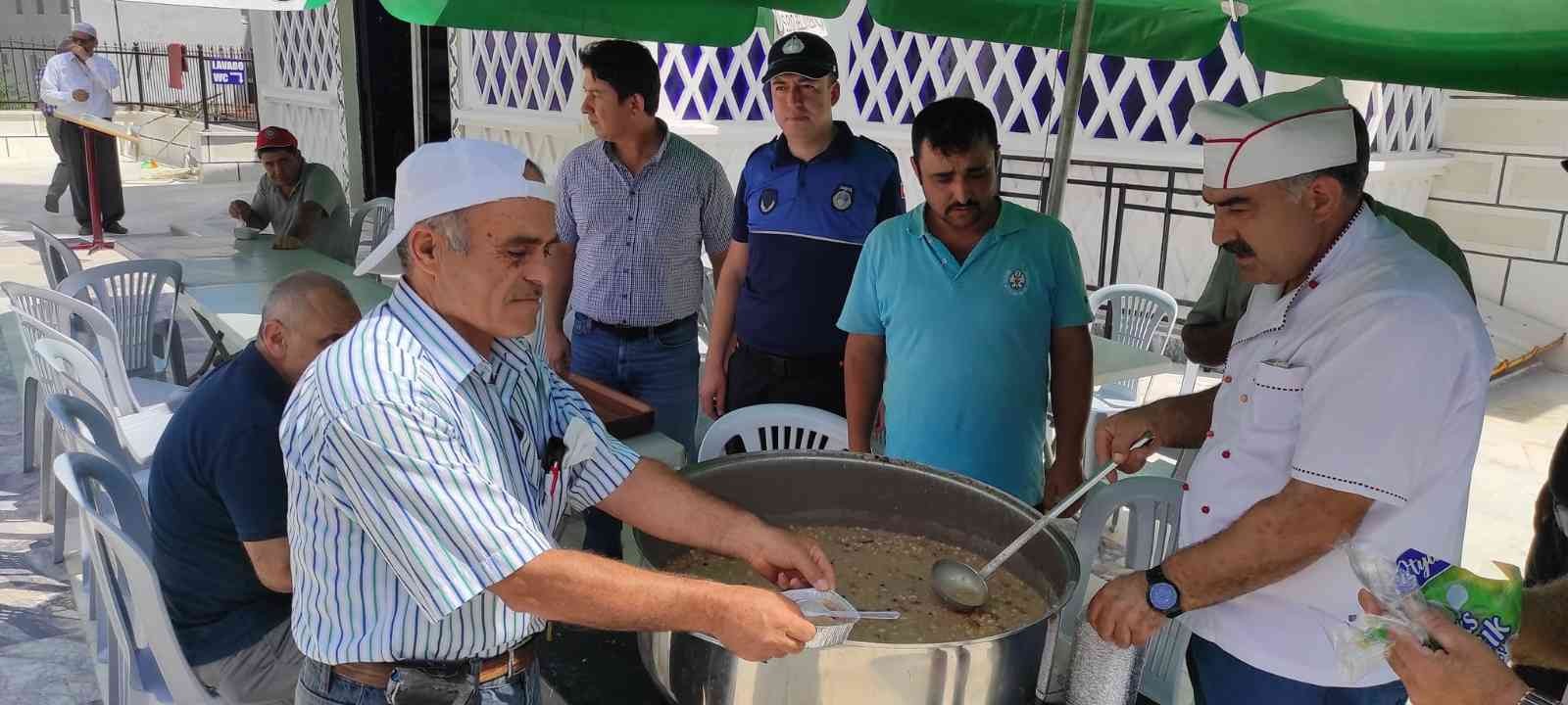 Selendi Müftülüğünden vatandaşa aşure ikramı