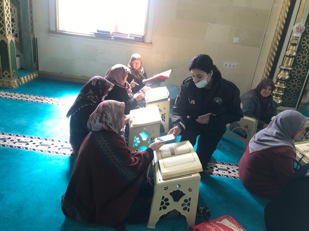 Selendi polisinden şiddete karşı bilgilendirme