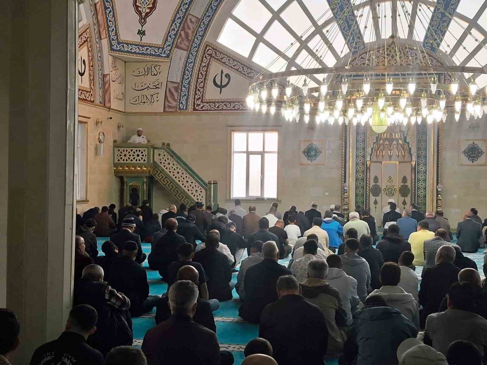 Selendi’de bayram namazında camiler doldu