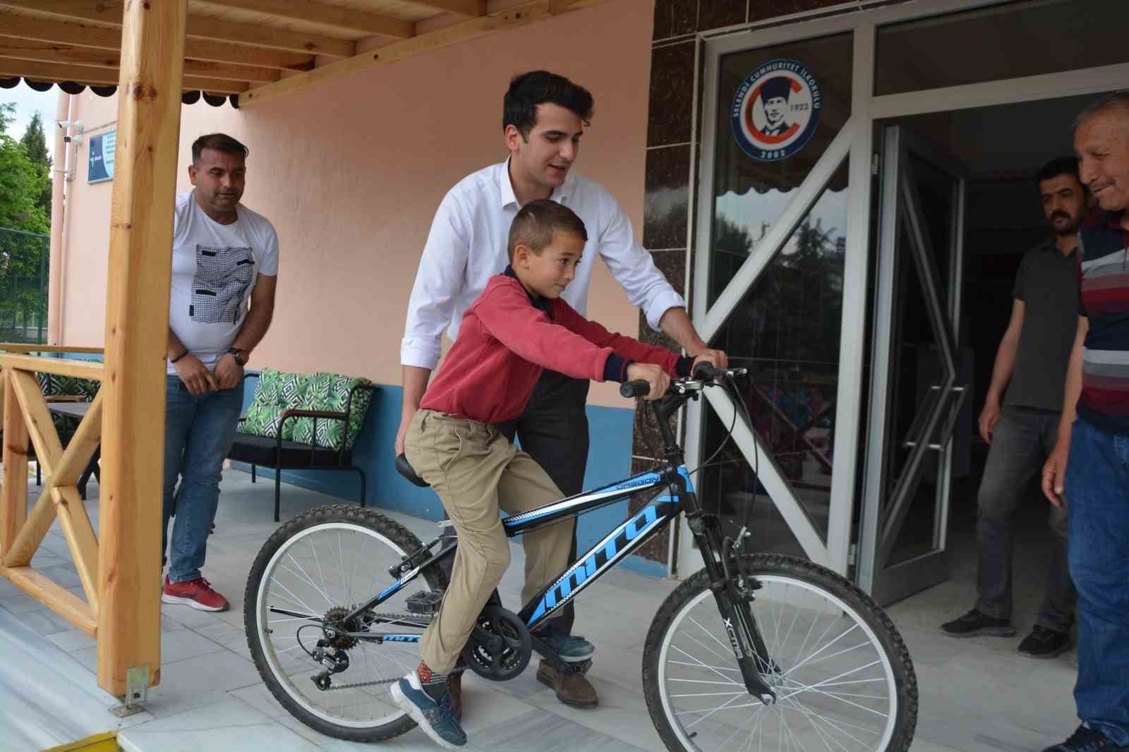 Selendi’de en çok kitap okuyan öğrenci bisiklet ile ödüllendirildi