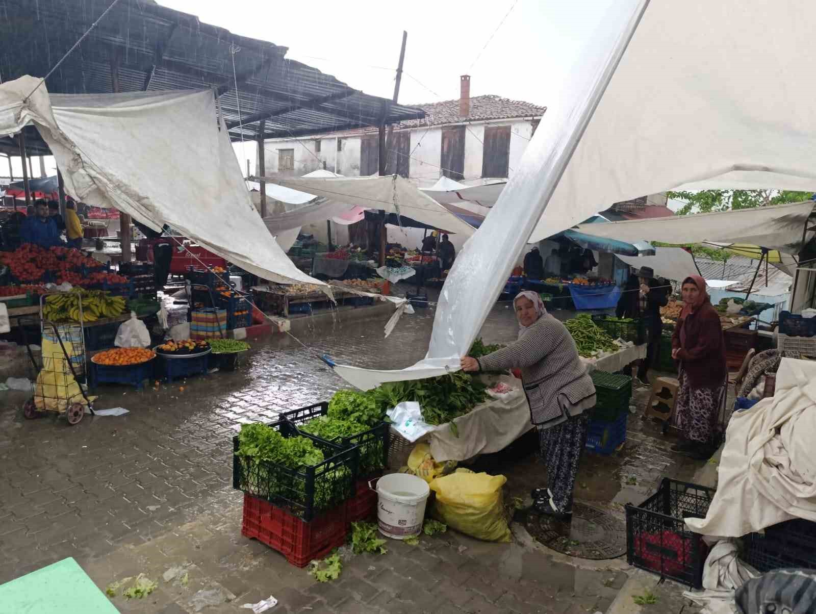 Selendi’de lodos ve sağanak hayatı felç etti