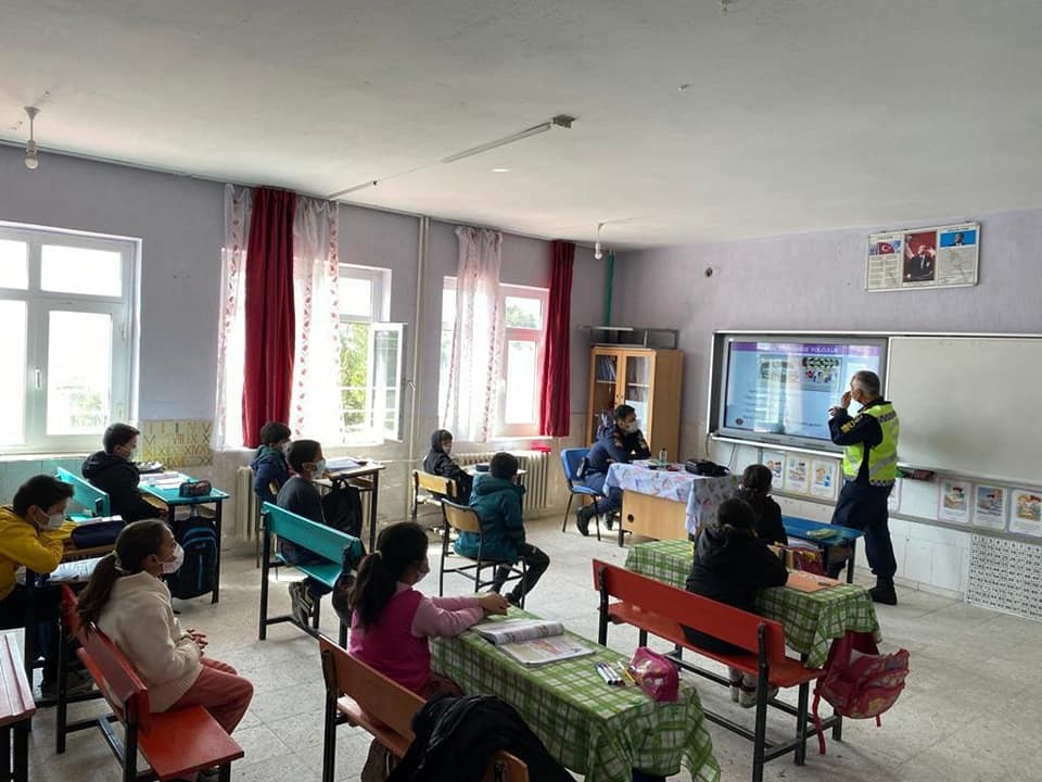 Selendi’de öğrencilere jandarmadan trafik eğitimi