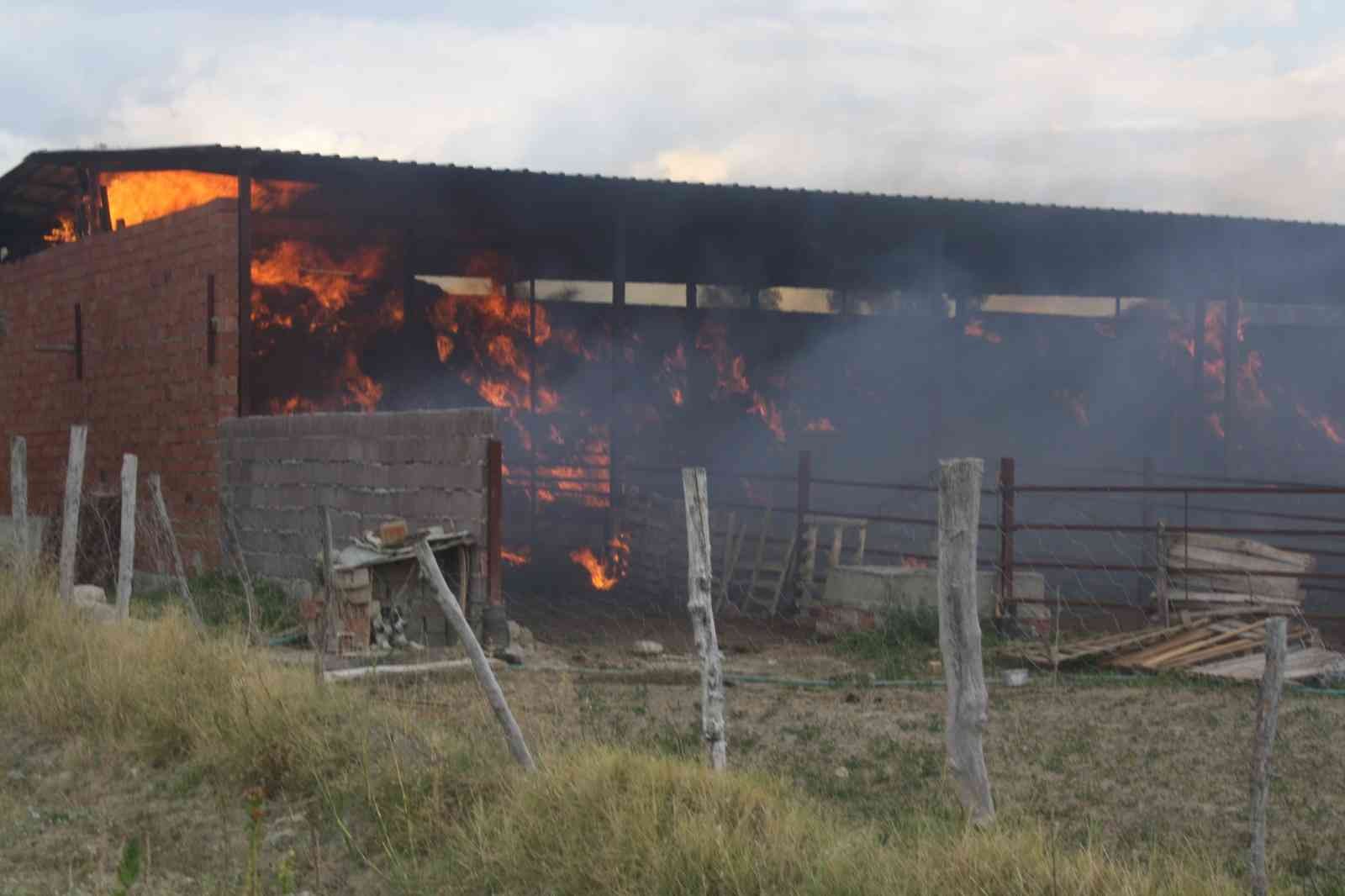 Selendi’de samanlık yangını korkuttu