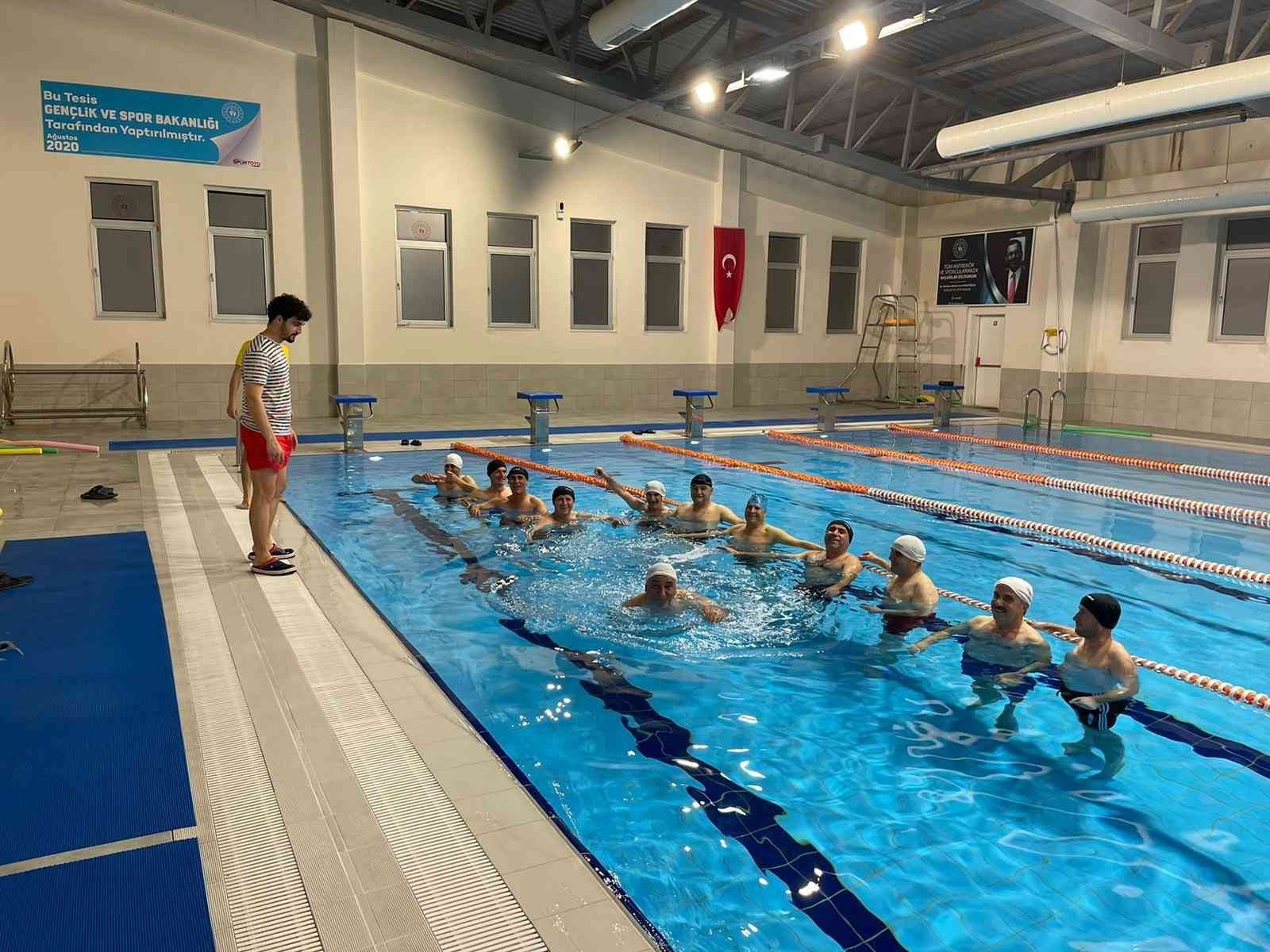 Selendili muhtarlar yüzmeyi öğreniyor