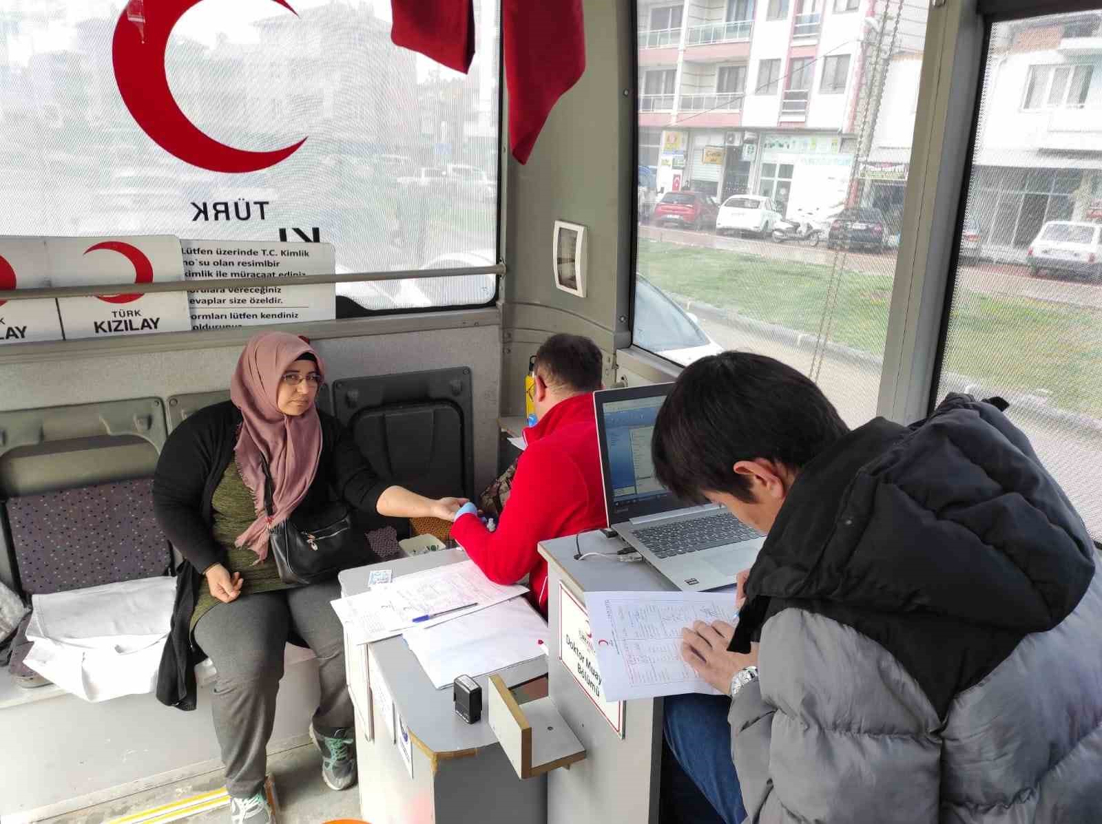 Selendili vatandaşlar kan bağışına yoğun ilgi gösterdi