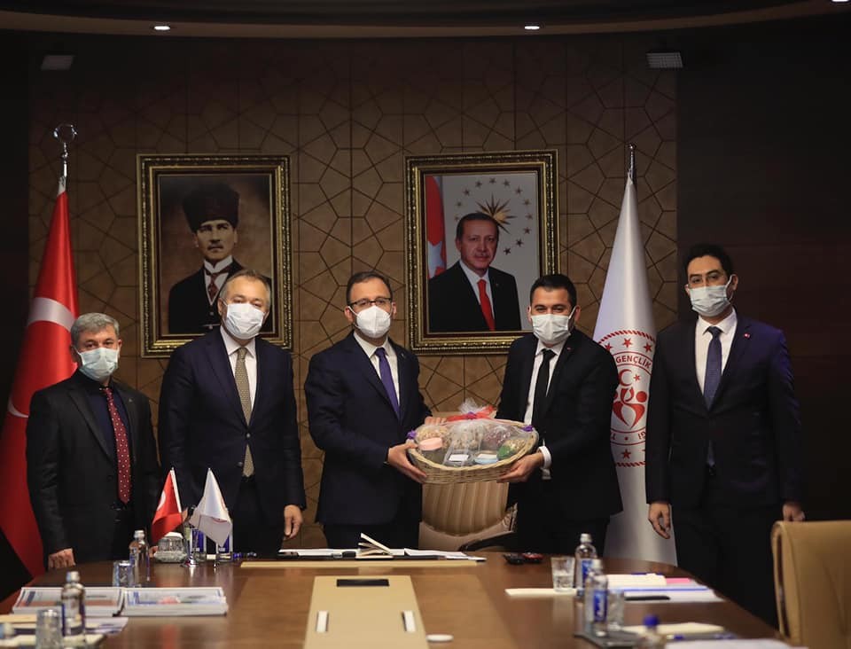 Selendi’ye müjdelerle döndüler