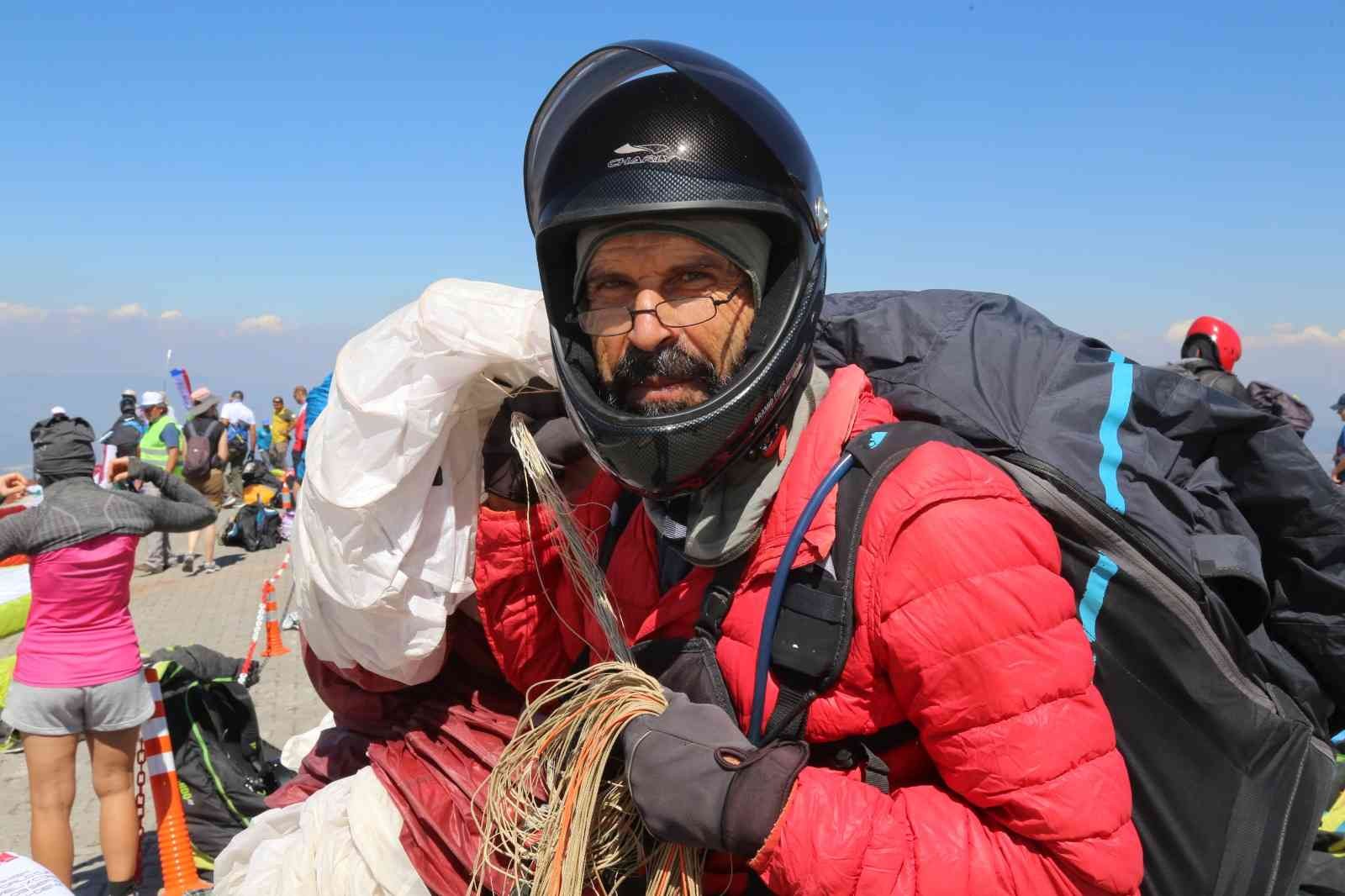 ‘Sen yaşlısın, bırak’ diyenlere inat, yıllardır gökyüzünde kuş gibi uçuyor