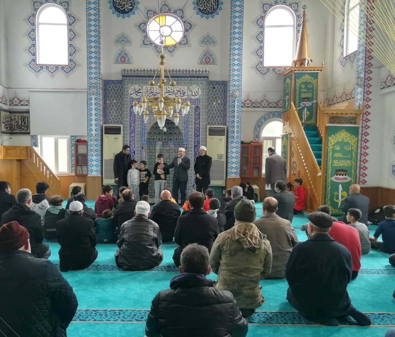 Sevgi evindeki çocuklar öğle namazında buluştu