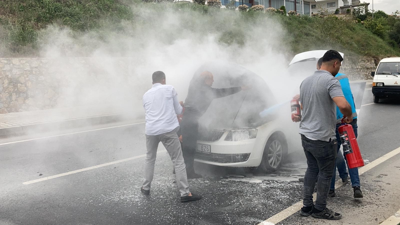 Seyir halinde alev alan araca ilk müdahaleyi çevredekiler yaptı