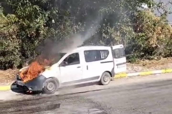 Seyir halindeki kamyonet alev alev yandı