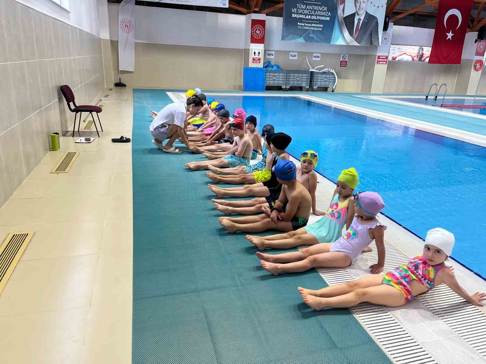 Sıcak havalarda minikler eğlenerek öğreniyor