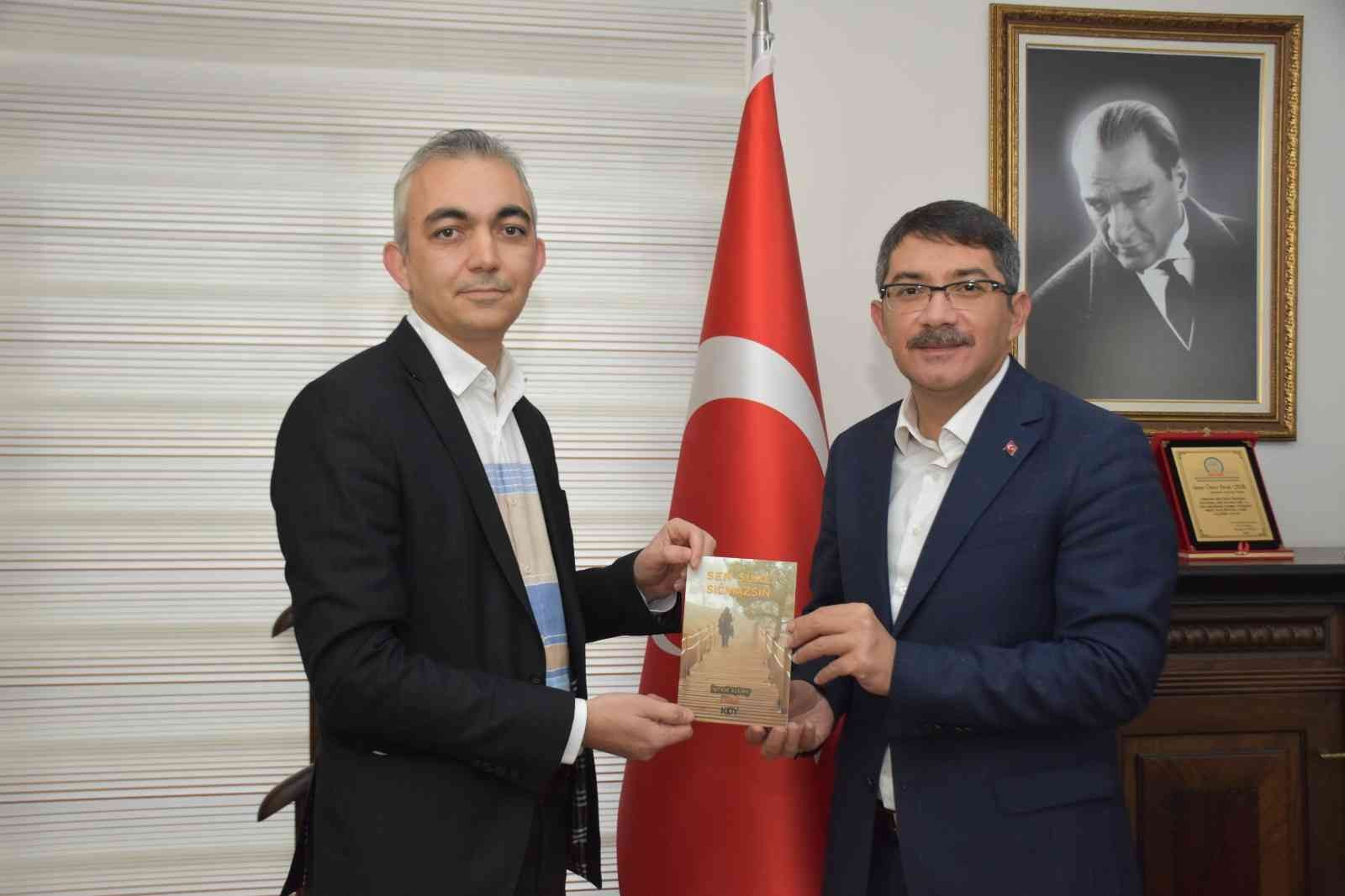 Şiir kitabını Başkan Çelik’e hediye etti