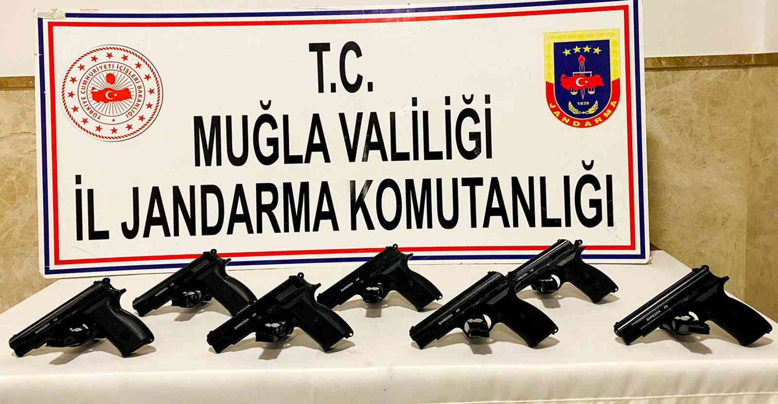 Silah kaçakçıları tutuklandı