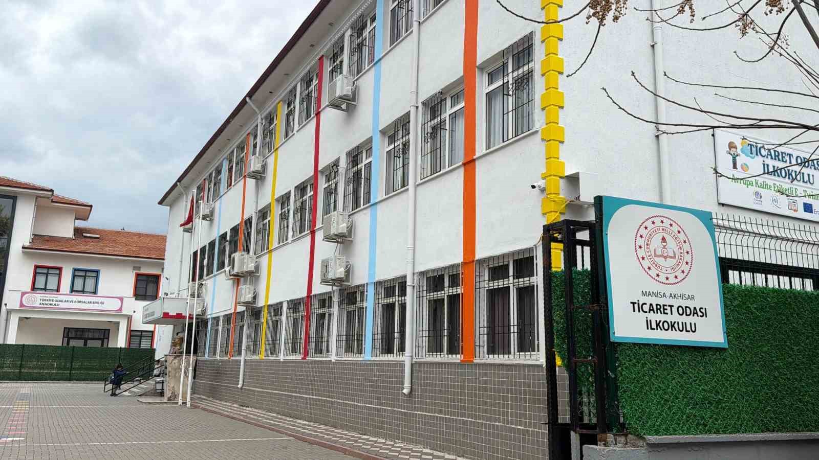 Sınıfın düşen tavan sıvası 3 öğrenciyi yaraladı