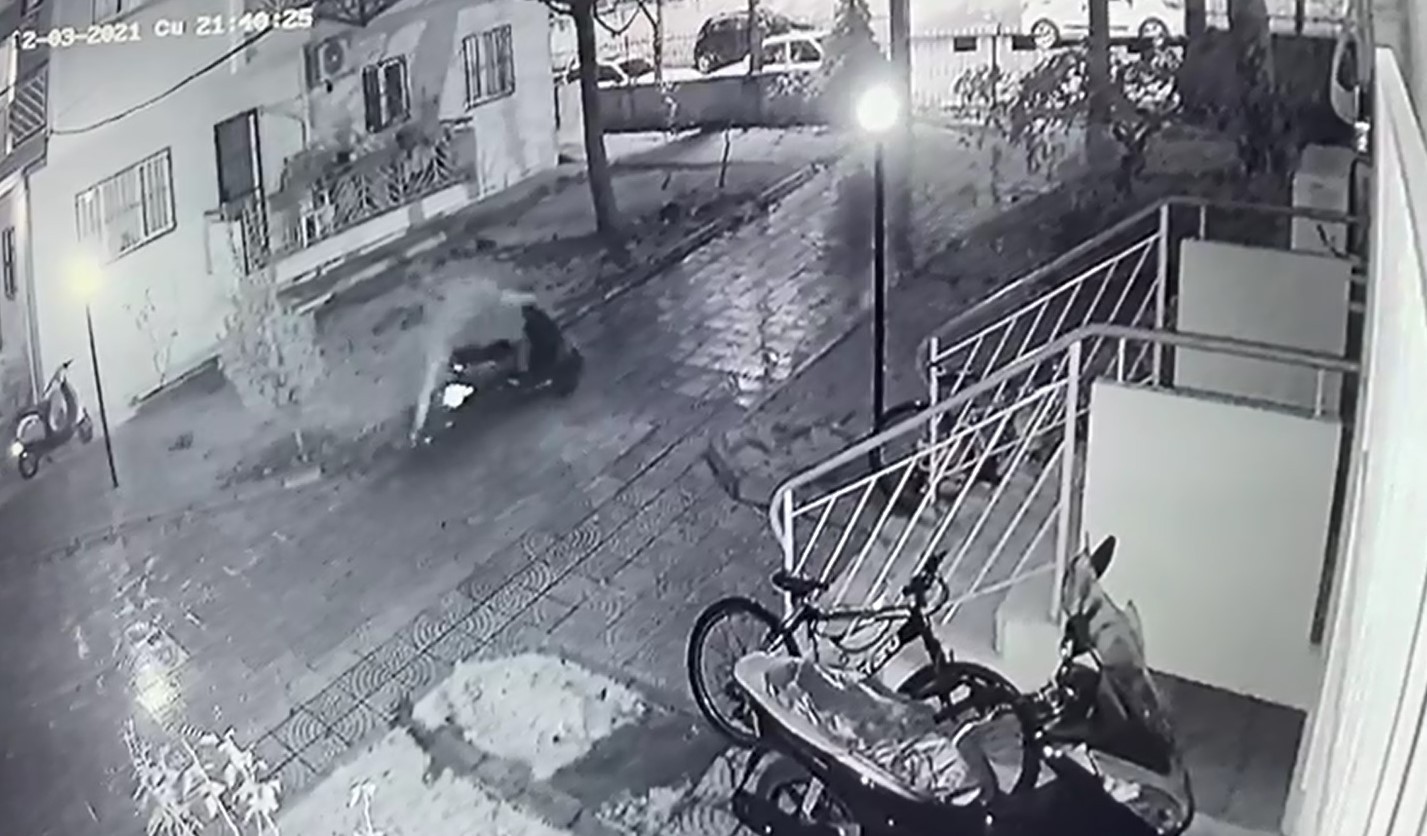 Site içindeki motosiklet hırsızlığı kameraya takıldı