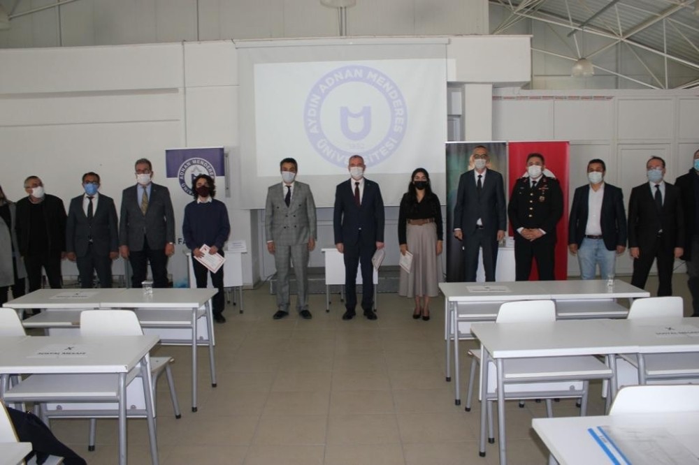 Söke İşletme Fakültesinde İstiklal Marşına saygı etkinliği